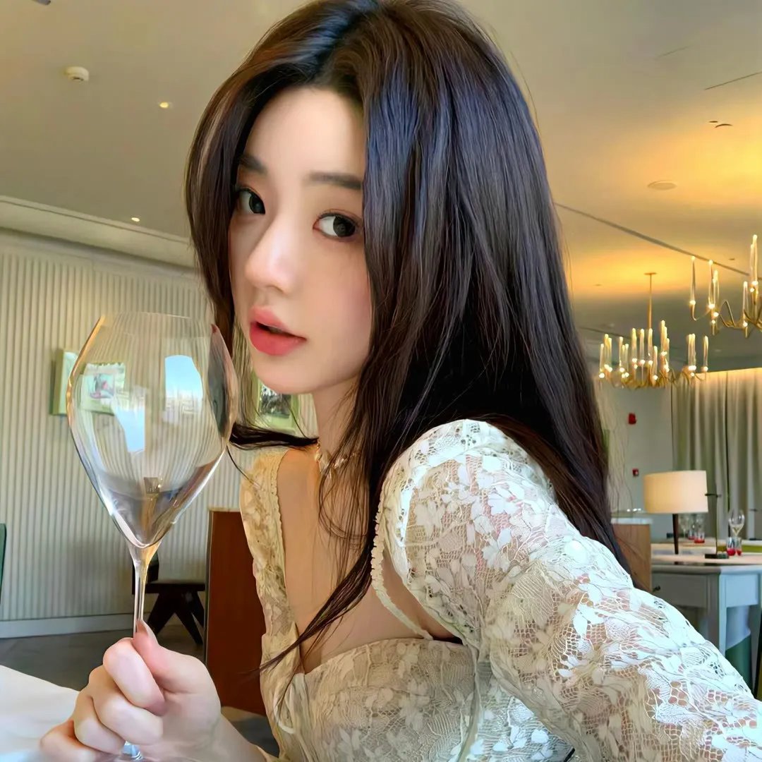 戴流苏耳环的少女